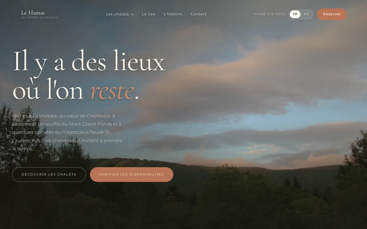 Site web Le Hamac - Site bilingue sur mesure de trois chalets à louer à La Malbaie, dans Charlevoix, affiché sur ordinateur et téléphone